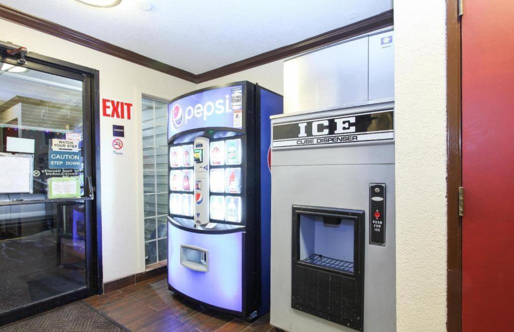 Evergreen Inn & Suites Portland (Adults Only) Dış mekan fotoğraf