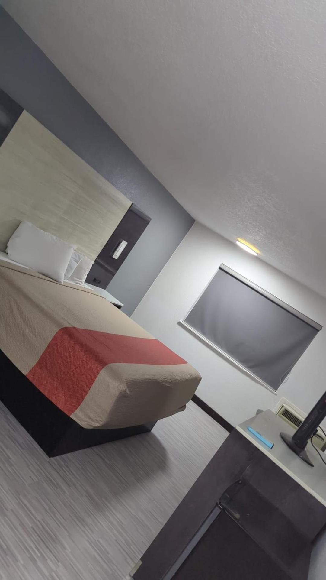 Evergreen Inn & Suites Portland (Adults Only) Dış mekan fotoğraf