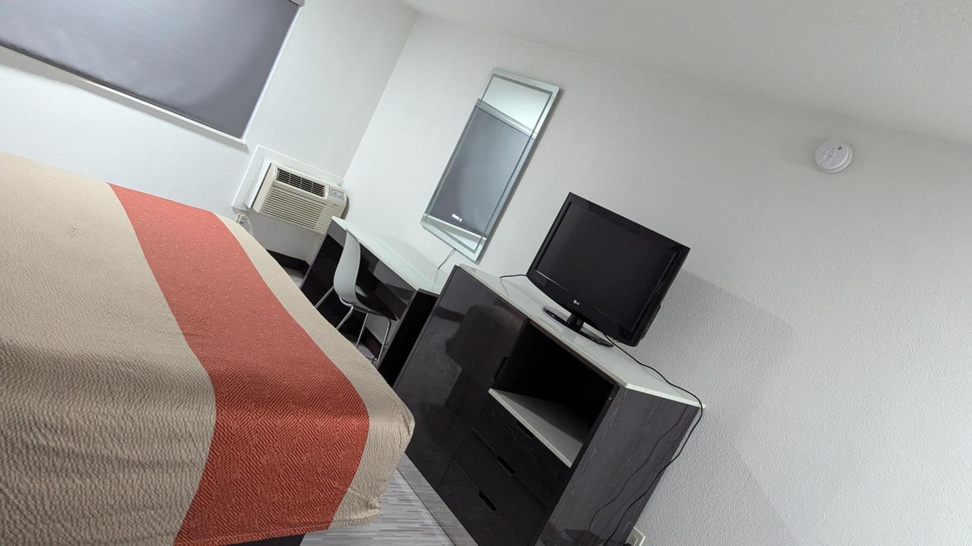 Evergreen Inn & Suites Portland (Adults Only) Dış mekan fotoğraf