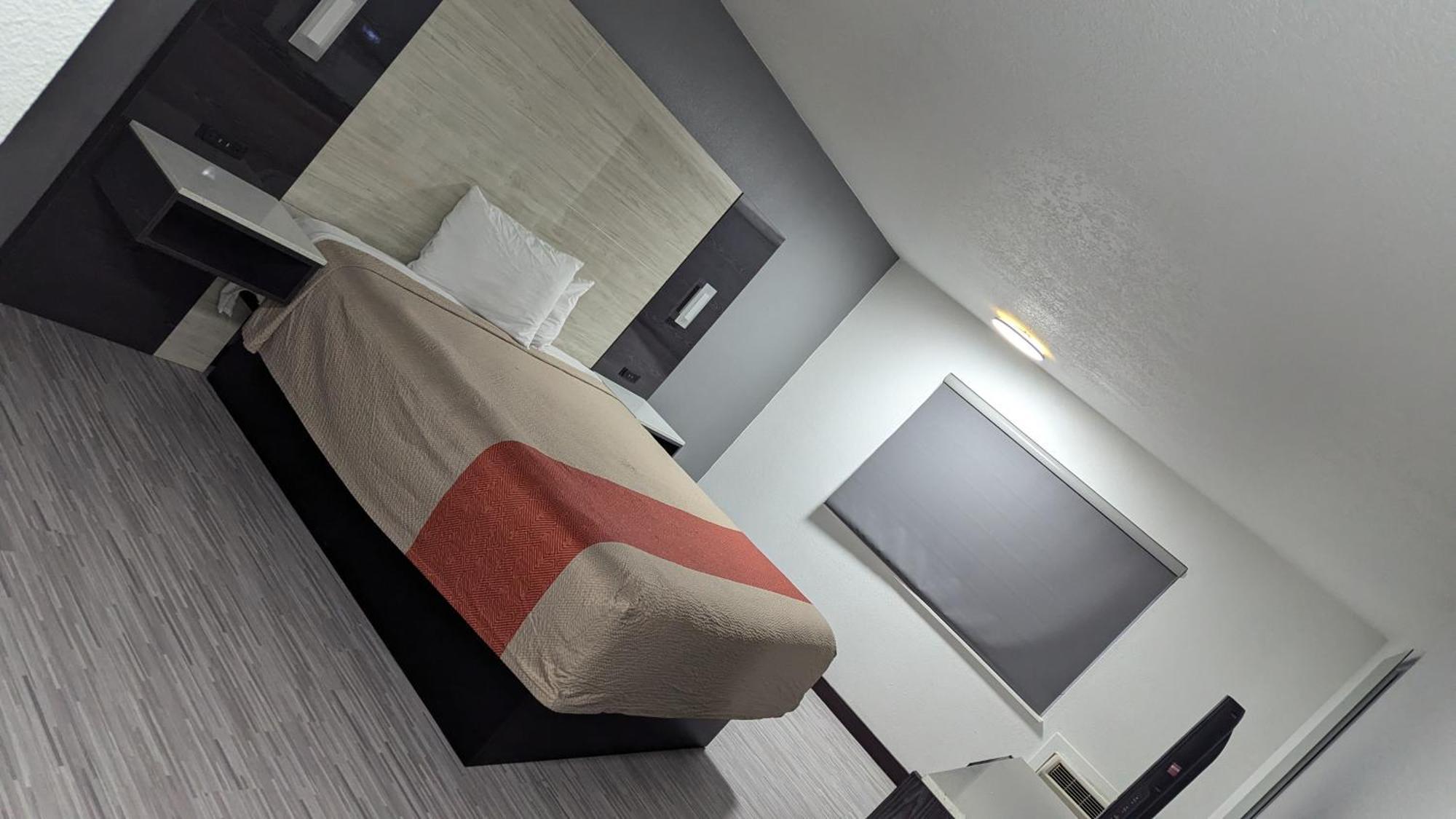 Evergreen Inn & Suites Portland (Adults Only) Dış mekan fotoğraf