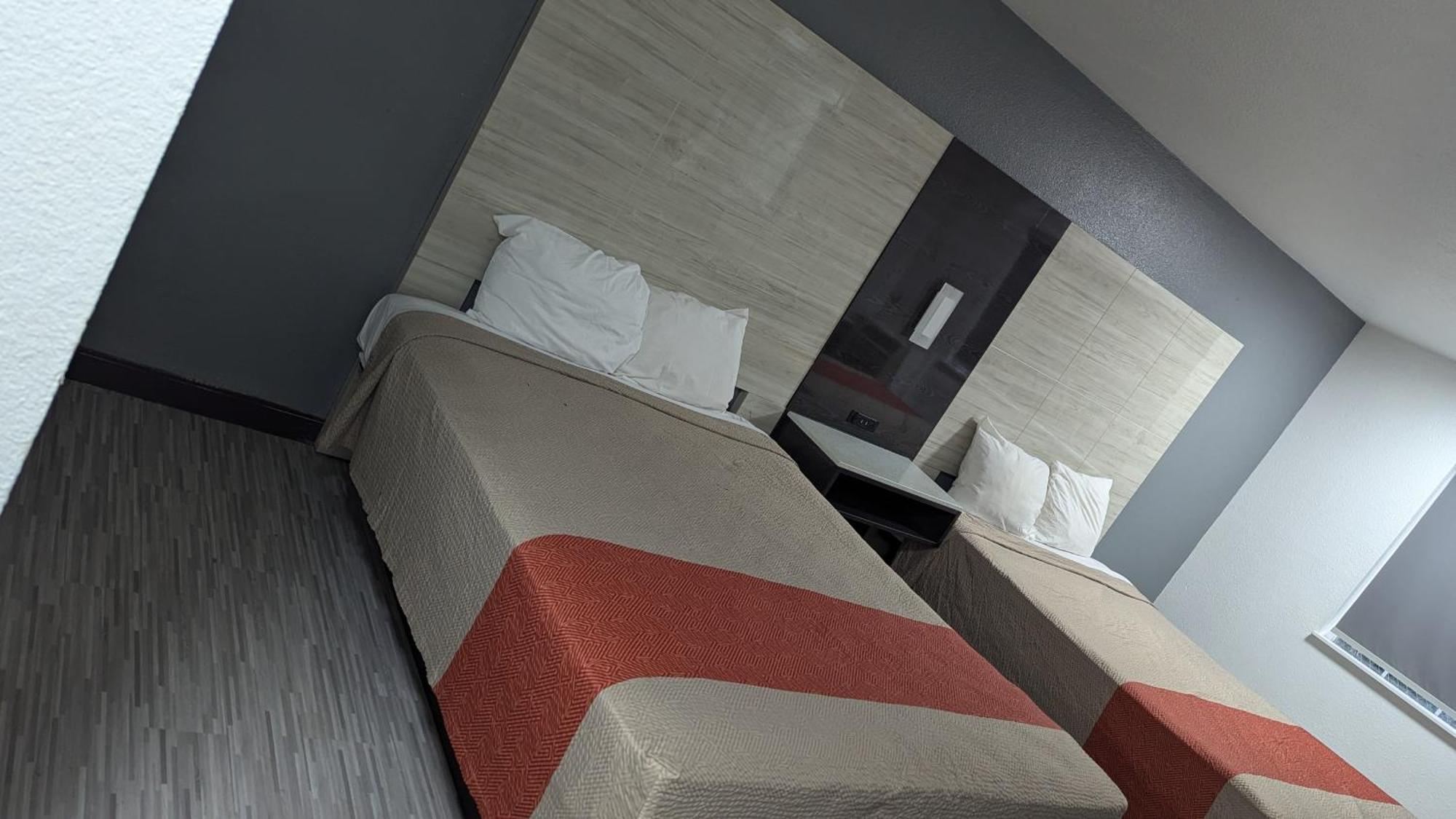 Evergreen Inn & Suites Portland (Adults Only) Dış mekan fotoğraf