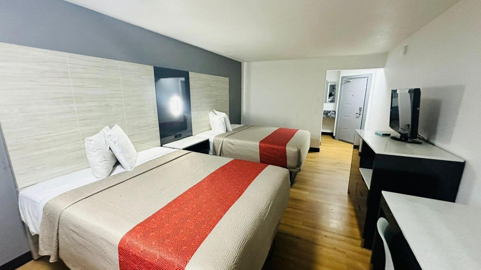 Evergreen Inn & Suites Portland (Adults Only) Dış mekan fotoğraf