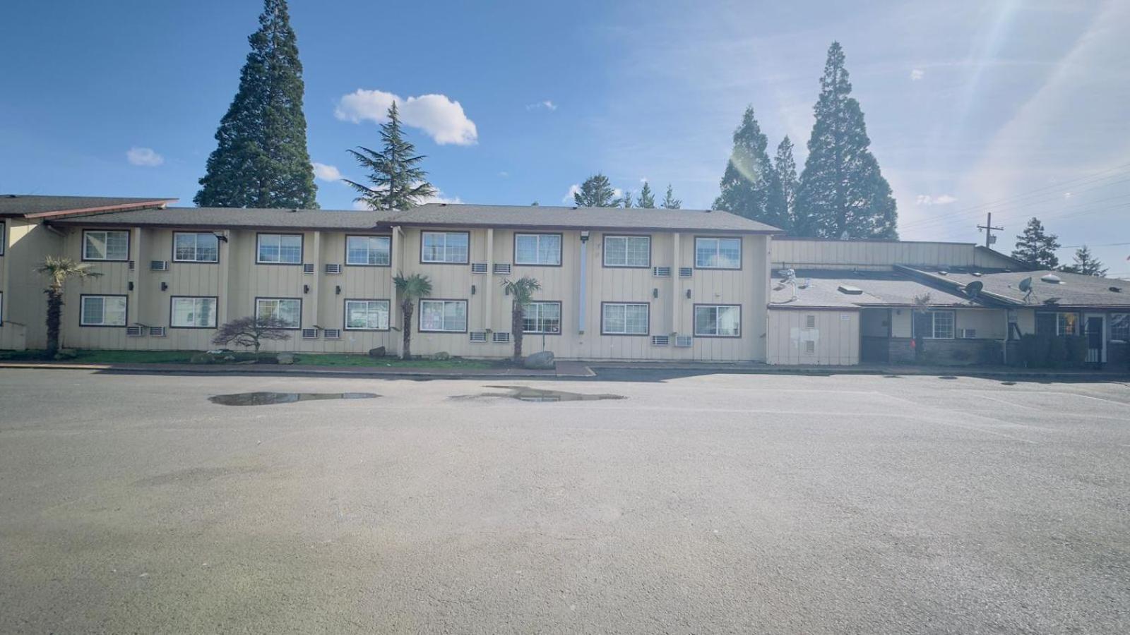 Evergreen Inn & Suites Portland (Adults Only) Dış mekan fotoğraf