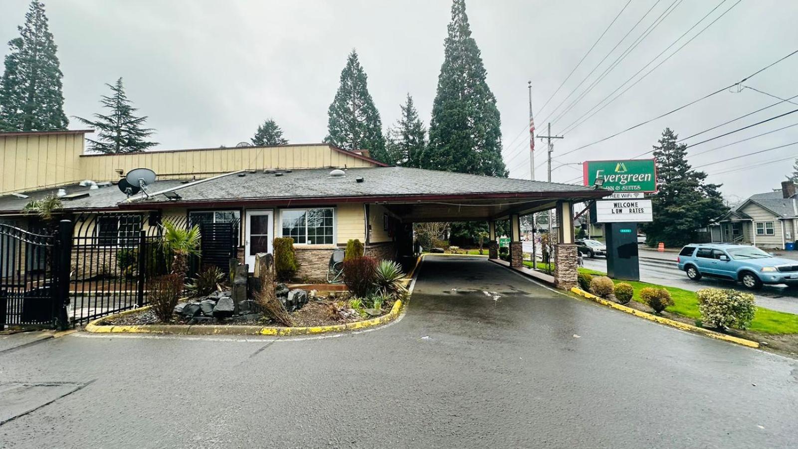 Evergreen Inn & Suites Portland (Adults Only) Dış mekan fotoğraf
