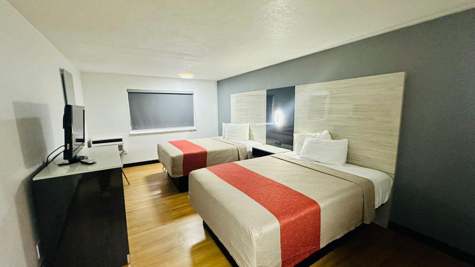 Evergreen Inn & Suites Portland (Adults Only) Dış mekan fotoğraf