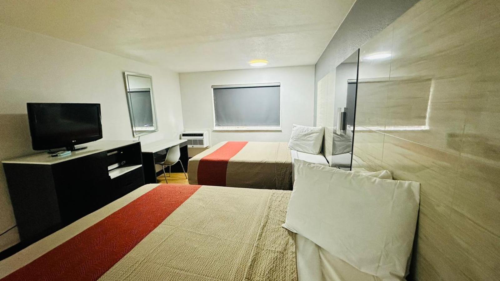 Evergreen Inn & Suites Portland (Adults Only) Dış mekan fotoğraf